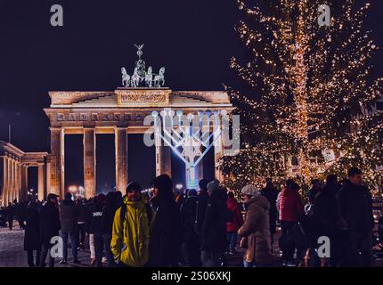 Berlin, Deutschland. Dezember 2024. Zu Beginn des achttägigen jüdischen Lichterfestes Hanukka leuchtet das erste Licht auf den Hanukka-Leuchter vor dem Brandenburger Tor. Quelle: Paul Zinken/dpa/Alamy Live News Stockfoto