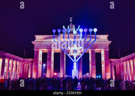Berlin, Deutschland. Dezember 2024. Zu Beginn des achttägigen jüdischen Lichterfestes Hanukka leuchtet das erste Licht auf den Hanukka-Leuchter vor dem Brandenburger Tor. Quelle: Paul Zinken/dpa/Alamy Live News Stockfoto