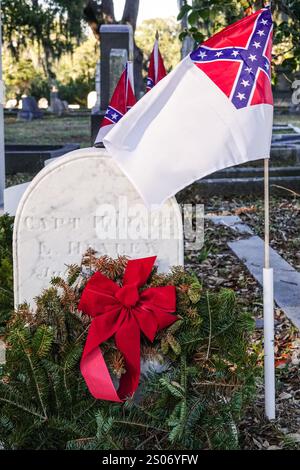 Charleston, Usa. Dezember 2024. Die Grabstätte von Horace Lawson Hunley am Magnolia Cemetery, 22. Dezember 2024 in Charleston, South Carolina. Hunley entwarf das handbetriebene U-Boot H.L. Hunley und ging mit seiner Crew in Charleston Harbor unter, nachdem er die USS Housatonic versenkt hatte. Quelle: Richard Ellis/Richard Ellis/Alamy Live News Stockfoto