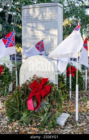 Charleston, Usa. Dezember 2024. Die Grabstätte von Horace Lawson Hunley am Magnolia Cemetery, 22. Dezember 2024 in Charleston, South Carolina. Hunley entwarf das handbetriebene U-Boot H.L. Hunley und ging mit seiner Crew in Charleston Harbor unter, nachdem er die USS Housatonic versenkt hatte. Quelle: Richard Ellis/Richard Ellis/Alamy Live News Stockfoto