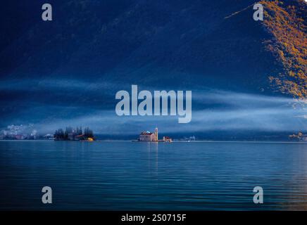 Die Kirche unserer Lieben Frau von Skrpjela und die Inseln des Klosters St. George in Montenegro Stockfoto