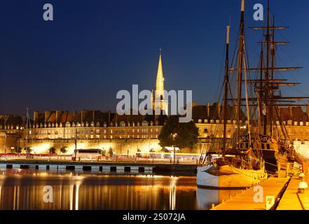 Der Blick auf die atlantikküste ummauerte die historische Altstadt von Saint Malo bei Nacht. Bretagne , Frankreich . Stockfoto