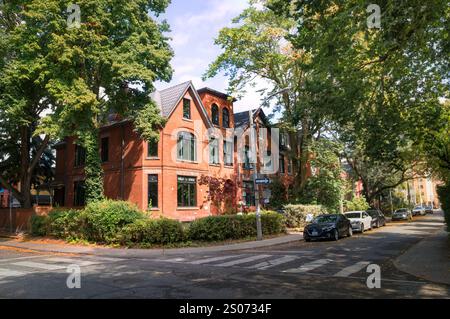 TORONTO, KANADA - 06 05 2021: Sonniger Tagesblick auf die Gwynne Ave bei der Kreuzung der Melbourne Ave im Stadtteil Parkdale in Toronto. Das lebhafte Parkdale ist ein Multiku Stockfoto