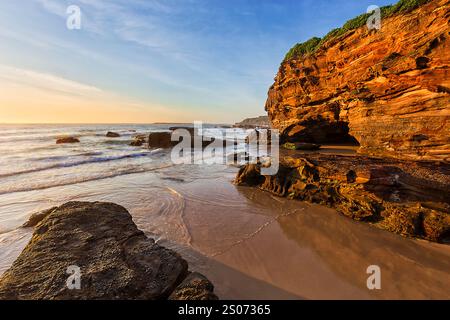 Meereshöhle am Caves Beach der Pazifikküste in Australien bei Sonnenaufgang - Ebbe Meeresboden. Stockfoto