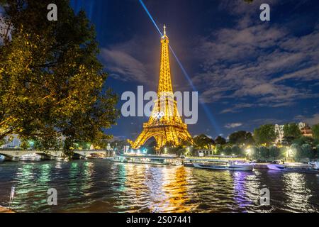 Eiffelturm mit Olympischen Ringen bei Nacht, Paris, Frankreich Stockfoto