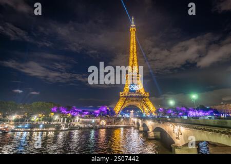 Eiffelturm mit Olympischen Ringen bei Nacht, Paris, Frankreich Stockfoto