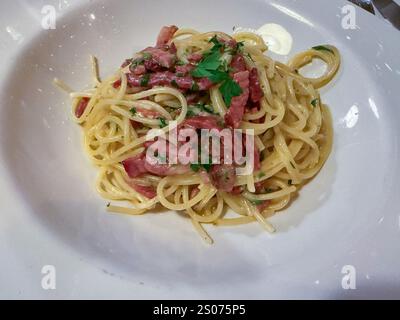 Traditionelle italienische Pasta Carbonara. Spaghetti mit Speck, Ei und Parmesankäse. Serviert im Restaurant Stockfoto