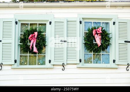 Weihnachtskränze schmücken das Fenster des 1870 erbauten Dothage-Lempesis House an der Ecke Tradd Street & Council Street in Charleston, South Carolina. Stockfoto