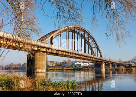 Gorzow Wielkopolski, Polen - 01. Dezember 2024: Die alte Eisenbahnbrücke über den Fluss Warta in Gorzow Wielkopolski. Stockfoto