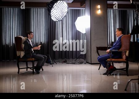 Bangkok, Thailand. Dezember 2024. Thailands 30. Premierministerin Srettha Thavisin gibt dem unabhängigen Journalisten Matt Hunt drei Monate nach seiner Amtsenthebung auf dem SANSIRI Campus in Bangkok ein Interview. Quelle: Matt Hunt/Neato/Alamy Live News Stockfoto