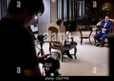 Bangkok, Thailand. Dezember 2024. Thailands 30. Premierministerin Srettha Thavisin gibt dem unabhängigen Journalisten Matt Hunt drei Monate nach seiner Amtsenthebung auf dem SANSIRI Campus in Bangkok ein Interview. Quelle: Matt Hunt/Neato/Alamy Live News Stockfoto