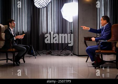 Bangkok, Thailand. Dezember 2024. Thailands 30. Premierministerin Srettha Thavisin gibt dem unabhängigen Journalisten Matt Hunt drei Monate nach seiner Amtsenthebung auf dem SANSIRI Campus in Bangkok ein Interview. Quelle: Matt Hunt/Neato/Alamy Live News Stockfoto