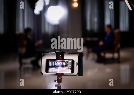 Bangkok, Thailand. Dezember 2024. Ein Mobiltelefon zeichnet das Interview auf. Thailands 30. Premierministerin Srettha Thavisin gibt dem unabhängigen Journalisten Matt Hunt drei Monate nach seiner Amtsenthebung auf dem SANSIRI Campus in Bangkok ein Interview. Quelle: Matt Hunt/Neato/Alamy Live News Stockfoto