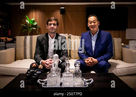 Bangkok, Thailand. Dezember 2024. Ein Porträt des unabhängigen Journalisten Matt Hunt (L) und Premierministers Srettha Thavisin (R) nach dem Interview. Thailands 30. Premierministerin Srettha Thavisin gibt dem unabhängigen Journalisten Matt Hunt drei Monate nach seiner Amtsenthebung auf dem SANSIRI Campus in Bangkok ein Interview. Quelle: Matt Hunt/Neato/Alamy Live News Stockfoto