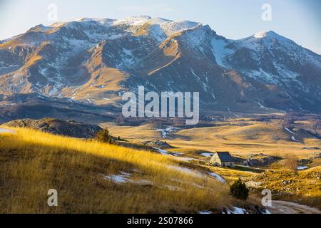 Dorfhäuser im Nationalpark durmitor in Montenegro am sonnigen Wintertag Stockfoto
