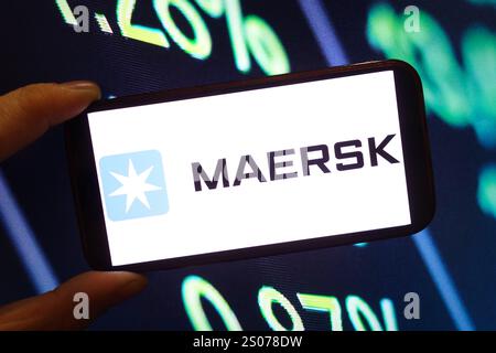 Polen. Dezember 2024. In dieser Abbildung wird das Firmenlogo von Maersk auf einem Smartphone-Bildschirm angezeigt. (Foto: Piotr SWAT/SOPA Images/SIPA USA) *** ausschließlich für redaktionelle Nachrichten *** Credit: SIPA USA/Alamy Live News Stockfoto