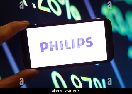 Polen. Dezember 2024. In dieser Abbildung wird das Firmenlogo von Philips auf einem Smartphone-Bildschirm angezeigt. (Foto: Piotr SWAT/SOPA Images/SIPA USA) *** ausschließlich für redaktionelle Nachrichten *** Credit: SIPA USA/Alamy Live News Stockfoto