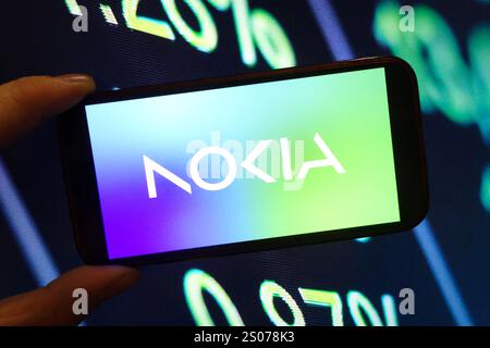 Polen. Dezember 2024. In dieser Fotoabbildung wird das Firmenlogo von Nokia auf einem Smartphone-Bildschirm angezeigt. (Credit Image: © Piotr SWAT/SOPA Images via ZUMA Press Wire) NUR REDAKTIONELLE VERWENDUNG! Nicht für kommerzielle ZWECKE! Stockfoto