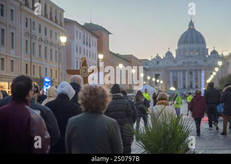 Rom, Italien. Dezember 2024. Die Pilger begeben sich entlang der Via della Conciliazione in Richtung Petersdom mit dem offiziellen Jubiläumskreuz 2025, dem zentralen Symbol der Pilgerreise, das jedem Führer der Pilgergruppe gegeben wird, um sie auf ihrem Weg durch die Heilige Pforte des Petersdoms am Weihnachtstag in Rom zu begleiten. (Kreditbild: © Marcello Valeri/ZUMA Press Wire) NUR REDAKTIONELLE VERWENDUNG! Nicht für kommerzielle ZWECKE! Quelle: ZUMA Press, Inc./Alamy Live News Stockfoto