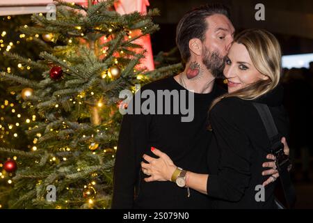 Roncalli Weihnachtscircus, Show und Promis im Tempodrom, Berlin, 20.12.2024 Alec Völkel mit Ehefrau Johanna Völkel bei der Premiere des 20. Original Roncalli Weihnachtscircus im Berliner Tempodrom am 20.12.2024. Berlin Tempodrom *** Roncalli Weihnachtscircus, Show und Prominente im Tempodrom, Berlin, 20 12 2024 Alec Völkel mit Ehefrau Johanna Völkel bei der Premiere des 20 original Roncalli Weihnachtscircus im Berliner Tempodrom am 20 12 2024 Berlin Tempodrom Copyright: XBenxKriemannx Stockfoto