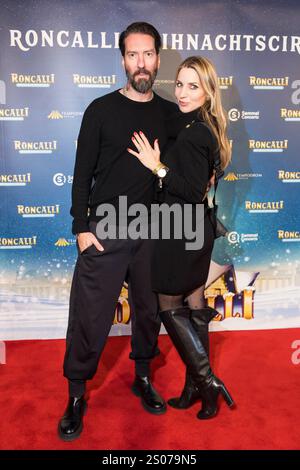 Roncalli Weihnachtscircus, Show und Promis im Tempodrom, Berlin, 20.12.2024 Alec Völkel mit Ehefrau Johanna Völkel bei der Premiere des 20. Original Roncalli Weihnachtscircus im Berliner Tempodrom am 20.12.2024. Berlin Tempodrom *** Roncalli Weihnachtscircus, Show und Prominente im Tempodrom, Berlin, 20 12 2024 Alec Völkel mit Ehefrau Johanna Völkel bei der Premiere des 20 original Roncalli Weihnachtscircus im Berliner Tempodrom am 20 12 2024 Berlin Tempodrom Copyright: XBenxKriemannx Stockfoto