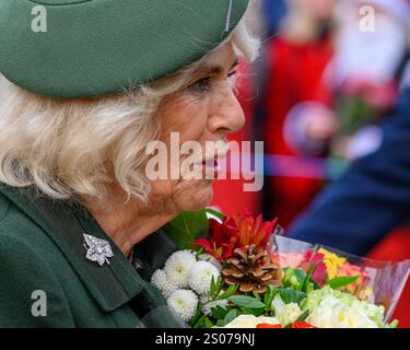 Sandringham, Norfolk, Großbritannien. Dezember 2024. Ihre Majestät, Königin Camilla, grüßt wohlwollende Menschen nach dem Besuch des Weihnachtsgottesdienstes in der St. Mary Magdalene Church auf dem Anwesen Sandringham. Quelle: MartinJPalmer/Alamy Live News Stockfoto