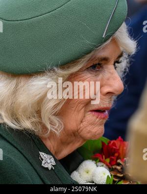 Sandringham, Norfolk, Großbritannien. Dezember 2024. Ihre Majestät, Königin Camilla, grüßt wohlwollende Menschen nach dem Besuch des Weihnachtsgottesdienstes in der St. Mary Magdalene Church auf dem Anwesen Sandringham. Quelle: MartinJPalmer/Alamy Live News Stockfoto