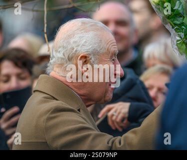 Sandringham, Norfolk, Großbritannien. Dezember 2024. Seine Majestät, König Charles, grüßt wohlwollende Wünsche nach dem Besuch des Weihnachtsgottesdienstes in der St. Mary Magdalene Church auf dem Anwesen Sandringham. Quelle: MartinJPalmer/Alamy Live News Stockfoto