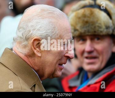 Sandringham, Norfolk, Großbritannien. Dezember 2024. Seine Majestät, König Charles, grüßt wohlwollende Wünsche nach dem Besuch des Weihnachtsgottesdienstes in der St. Mary Magdalene Church auf dem Anwesen Sandringham. Quelle: MartinJPalmer/Alamy Live News Stockfoto