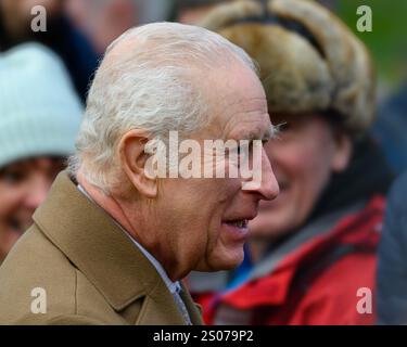 Sandringham, Norfolk, Großbritannien. Dezember 2024. Seine Majestät, König Charles, grüßt wohlwollende Wünsche nach dem Besuch des Weihnachtsgottesdienstes in der St. Mary Magdalene Church auf dem Anwesen Sandringham. Quelle: MartinJPalmer/Alamy Live News Stockfoto