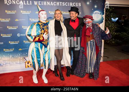 Roncalli Weihnachtscircus, Show und Promis im Tempodrom, Berlin, 20.12.2024 Franziska Hippe und Roman Knizka zwischen den beiden Clowns Gensi und Oriol bei der Premiere des 20. Original Roncalli Weihnachtscircus im Berliner Tempodrom am 20.12.2024. Berlin Tempodrom *** Roncalli Weihnachtscircus, Show und Prominente im Tempodrom, Berlin, 20 12 2024 Franziska Hippe und Roman Knizka zwischen den beiden Clowns Gensi und Oriol bei der Premiere des 20 Original Roncalli Weihnachtscircus im Berliner Tempodrom am 20 12 2024 Berlin Tempodrom Copyright: XBenxKriemannx Stockfoto