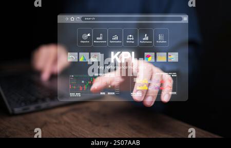 KPI-Key-Performance-Indikator. Ein Geschäftsmann mit Computer-Notebook, das auf einem virtuellen Bildschirm abklopft, um mithilfe von KPIs den Fortschritt seines Unternehmens, seines Projekts zu messen Stockfoto