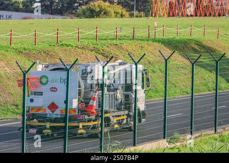 Air bp Tankfahrzeug fährt auf einer Straße neben einem grünen Zaun am Flughafen lissabon humberto delgado Stockfoto