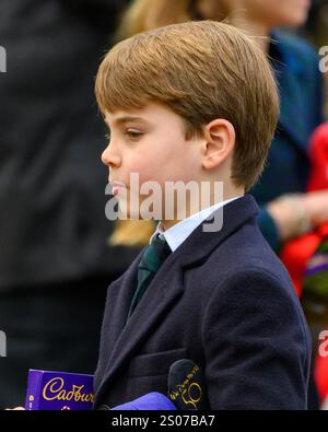 Sandringham, Norfolk, Großbritannien. Dezember 2024. Prinz Louis erhält Geschenke von Wohlwollenden, nachdem er am Weihnachtsfest in der St. Mary Magdalene Church auf dem Anwesen Sandringham teilgenommen hat. Quelle: MartinJPalmer/Alamy Live News Stockfoto