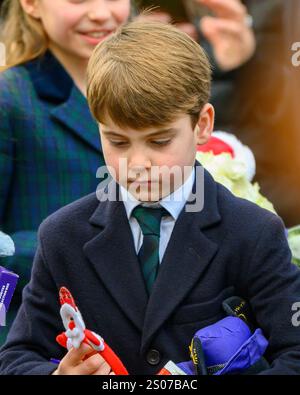 Sandringham, Norfolk, Großbritannien. Dezember 2024. Prinz Louis erhält Geschenke von Wohlwollenden, nachdem er am Weihnachtsfest in der St. Mary Magdalene Church auf dem Anwesen Sandringham teilgenommen hat. Quelle: MartinJPalmer/Alamy Live News Stockfoto