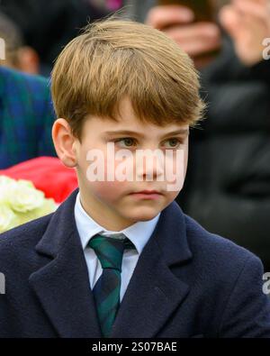 Sandringham, Norfolk, Großbritannien. Dezember 2024. Prinz Louis erhält Geschenke von Wohlwollenden, nachdem er am Weihnachtsfest in der St. Mary Magdalene Church auf dem Anwesen Sandringham teilgenommen hat. Quelle: MartinJPalmer/Alamy Live News Stockfoto