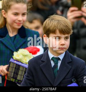 Sandringham, Norfolk, Großbritannien. Dezember 2024. Prinz Louis und Prinzessin Charlotte erhalten Geschenke von Wohlwollenden, nachdem sie am Weihnachtsvormittag in der St. Mary Magdalene Church auf dem Anwesen Sandringham teilgenommen haben. Quelle: MartinJPalmer/Alamy Live News Stockfoto