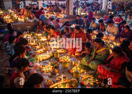 Die Gläubigen versammeln sich zum Gebet mit brennendem Weihrauch und glühenden Öllampen während des Rakher Upobash, einem heiligen Fasten-fest, in Lokenath Brahmacharis Ashra Stockfoto