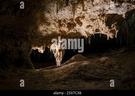 Luray, Virginia, USA. Dezember 2024. Die Innenansicht der Luray Caverns, ursprünglich Luray Cave genannt, ist eine große, gefeierte kommerzielle Höhle im Westen von Luray, Virginia, USA am 25. Dezember 2024. Luray Caverns hat seit ihrer Entdeckung im Jahr 1878 viele Besucher angezogen. Quelle: Aashish Kiphayet/Alamy Live News Stockfoto