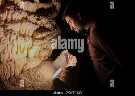 Luray, Virginia, USA. Dezember 2024. Ein Besucher wird am 25. Dezember 2024 in den Luray Caverns westlich von Luray, Virginia, USA, gesehen. Luray Caverns hat seit ihrer Entdeckung im Jahr 1878 viele Besucher angezogen. Quelle: Aashish Kiphayet/Alamy Live News Stockfoto