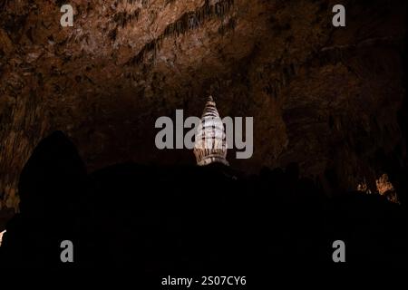 Luray, Virginia, USA. Dezember 2024. Die Innenansicht der Luray Caverns, ursprünglich Luray Cave genannt, ist eine große, gefeierte kommerzielle Höhle im Westen von Luray, Virginia, USA am 25. Dezember 2024. Luray Caverns hat seit ihrer Entdeckung im Jahr 1878 viele Besucher angezogen. Quelle: Aashish Kiphayet/Alamy Live News Stockfoto