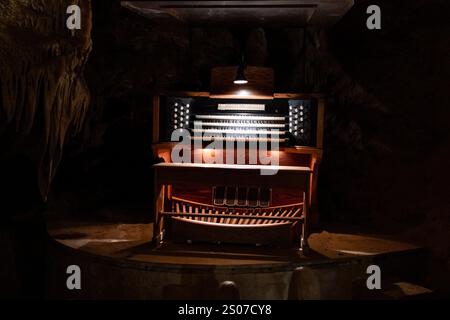 Luray, Virginia, USA. Dezember 2024. Die Konsole der Großen Stalakpfeifenorgel ist am 25. Dezember 2024 in den Luray Caverns westlich von Luray, Virginia, USA zu sehen. Luray Caverns hat seit ihrer Entdeckung im Jahr 1878 viele Besucher angezogen. Quelle: Aashish Kiphayet/Alamy Live News Stockfoto