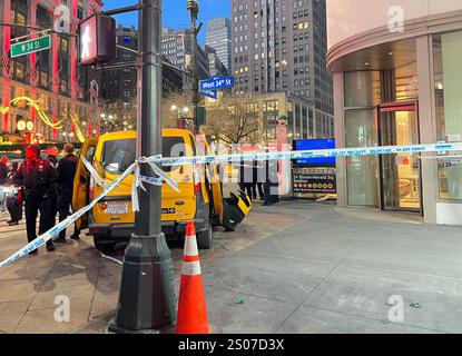 New York, Usa. Dezember 2024. Mindestens 3 verletzt, als ein Taxi am Weihnachtstag Fußgänger auf dem Herald Square trifft. Quelle: Ryan Rahman/Alamy Live News Stockfoto