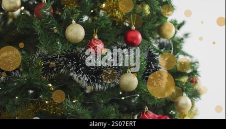 Weihnachtsbaum mit Kugeln dekoriert, mit einem digitalen Bild von mehreren gelben Flecken im Hintergrund Stockfoto
