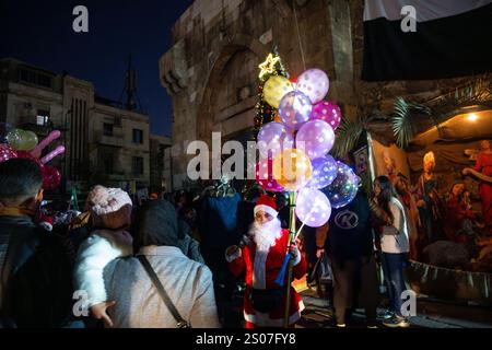 Damaskus, Syrien. Dezember 2024. Syrer feiern Weihnachtsmesse im Gebiet von Bab Touma in der Altstadt von Damaskus, wenige Tage nach dem Zusammenbruch des Regimes von Baschar El Assad, wie in Damaskus, Syrien, am 25. Dezember 2024. Foto: Ammar Abd Rabbo/ABACAPRESS. COM Credit: Abaca Press/Alamy Live News Stockfoto