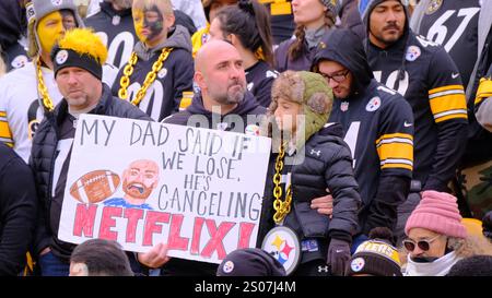 Pittsburgh, PA, USA. Dezember 2024. Steelers Fans bei den Steelers vs Chiefs in Pittsburgh, PA. Jason Pohuski/CSM/Alamy Live News Stockfoto