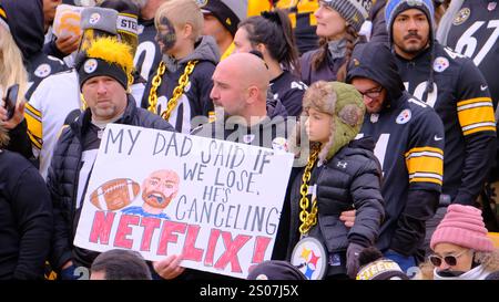 Pittsburgh, PA, USA. Dezember 2024. Steelers Fans bei den Steelers vs Chiefs in Pittsburgh, PA. Jason Pohuski/CSM/Alamy Live News Stockfoto