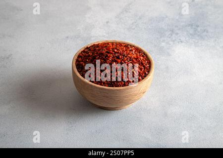 Gemahlene rote Pfefferflocken in einer Holzschale, Blick von oben Stockfoto