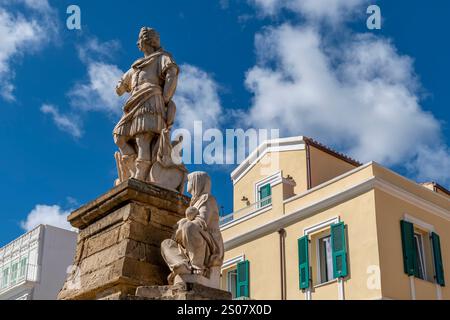 Das Denkmal für König Karl Emanuel III. Auf dem gleichnamigen Platz, Carloforte, Sardinien, Italien Stockfoto