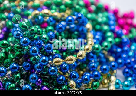 Vollbild-Makrotextur-Hintergrund von mehrfarbigen unscharfen Mardi Gras Perlen-Halsketten Stockfoto